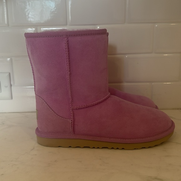 New Ugg Boots - Size 6- color wildflower - never earn, sticker on the bottom - Picture 2 of 4